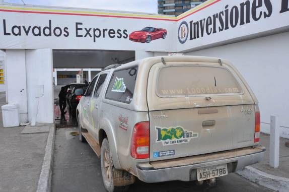 O esperado banho para tirar o sal e a lama da travessia do salar de Uyuni (em Iquique, no norte do Chile)